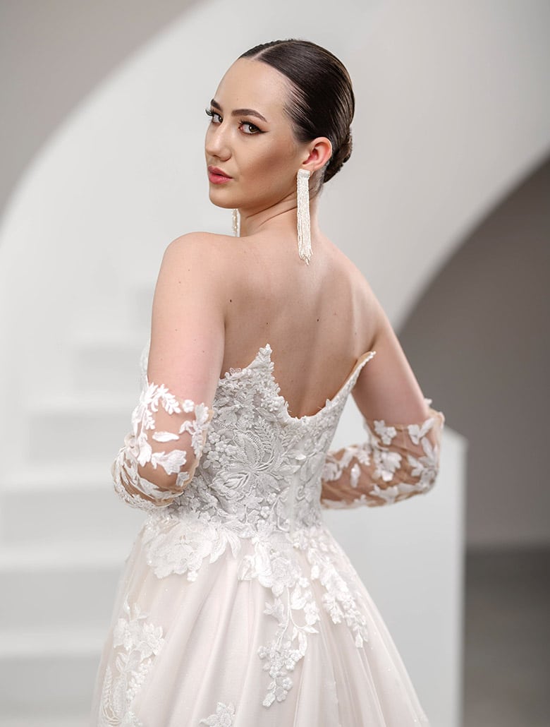 Brautkleid aus Tüll mit einem Oberteil aus zarter Spitze