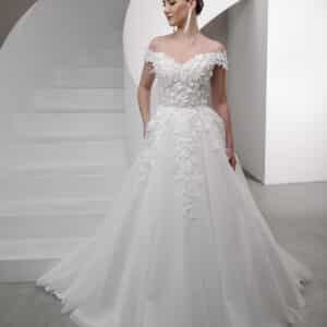 Schulterfreies Brautkleid mit floralen Spitzenapplikationen, enganliegendem Oberteil und fließendem Tüllrock für eine romantische und elegante Silhouette.