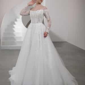 Schulterfreies Brautkleid mit langen Spitzenärmeln, floralen Spitzenapplikationen und fließendem Tüllrock für eine elegante Brautsilhouette.