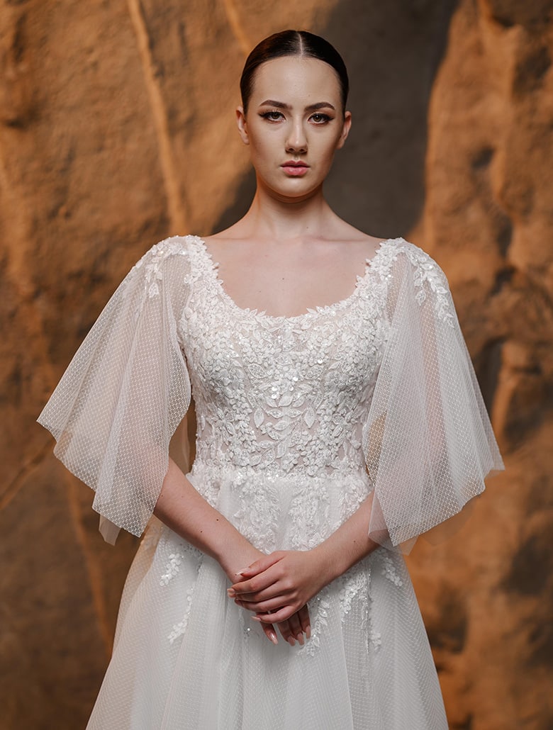 Brautkleid aus Tüll mit fließenden Ärmeln und einem Oberteil aus zarter Spitze