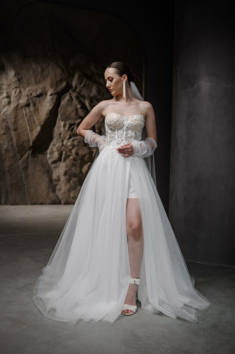 ärmelloses Brautkleid, Hochzeitskleid mit Schlitz